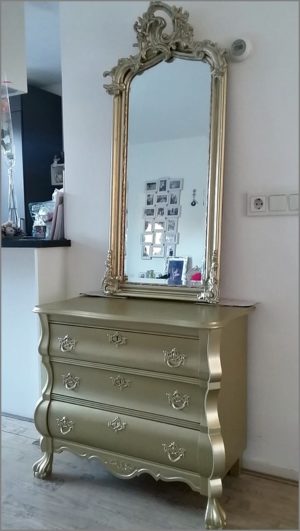 gouden barok spiegel en gouden barok kast